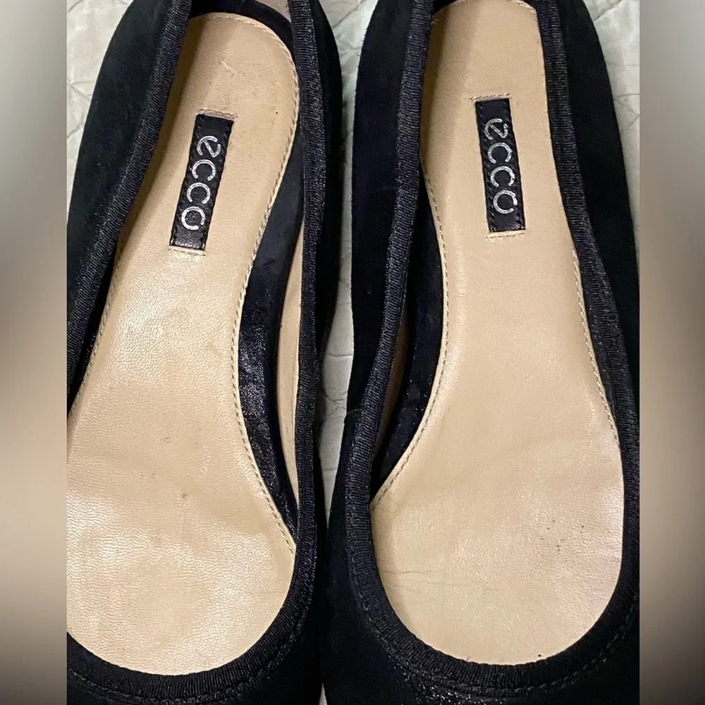 ECCO black flats, size 38 (7.5 US). Suede with leather. Quality and comfort.